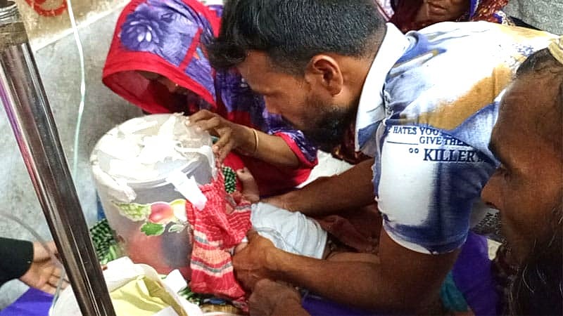 স্থানীয় প্রযুক্তির ‘হেডবক্স’ দিয়ে বরিশাল শের-ই-বাংলা মেডিকেল কলেজ হাসপাতালের হাম আইসোলেশন ওয়ার্ডে শিশুদের অক্সিজেন সরবরাহ করা হচ্ছে। গত সোমবার দুপুরে