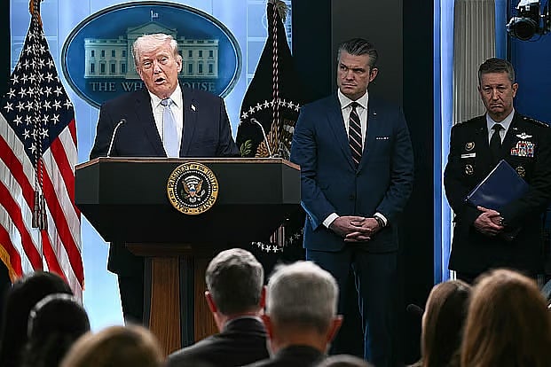 মার্কিন প্রেসিডেন্ট ডোনাল্ড ট্রাম্প ইরান যুদ্ধ নিয়ে বক্তব্য দিচ্ছেন। পাশে প্রতিরক্ষামন্ত্রী পিট হেগসেথ ও জয়েন্ট চিফস অব স্টাফের চেয়ারম্যান জেনারেল ড্যান কেইন (ডানে)। হোয়াইট হাউস, যুক্তরাষ্ট্র, ৬ এপ্রিল