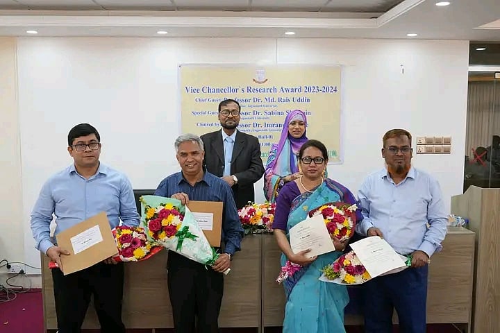 গবেষণায় বিশেষ অবদানের স্বীকৃতিস্বরূপ ‘ভাইস চ্যান্সেলর রিসার্চ অ্যাওয়ার্ড’ পাওয়া শিক্ষকদের সঙ্গে অতিথিরা। আজ বুধবার শহীদ সাজিদ ভবনের মিলনায়তনে