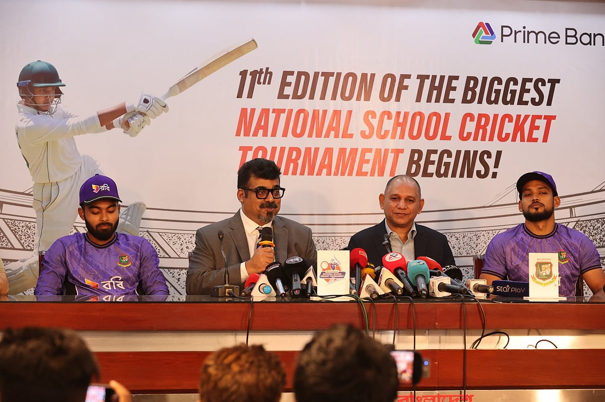 প্রাইম ব্যাংক স্কুল ক্রিকেটে নতুন মৌসুম শুরুর সংবাদ সম্মেলনে তাওহিদ হৃদয় (সবার বাঁয়ে) ও নাজমুল হোসেন (সবার ডানে)