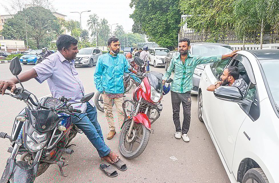 জ্বালানি তেল সংগ্রহের জন্য ফিলিং স্টেশনের সামনে লম্বা লাইন। অপেক্ষায় মোটরসাইকেল ও গাড়ির চালকেরা। গতকাল বিজয় সরণি এলাকায়