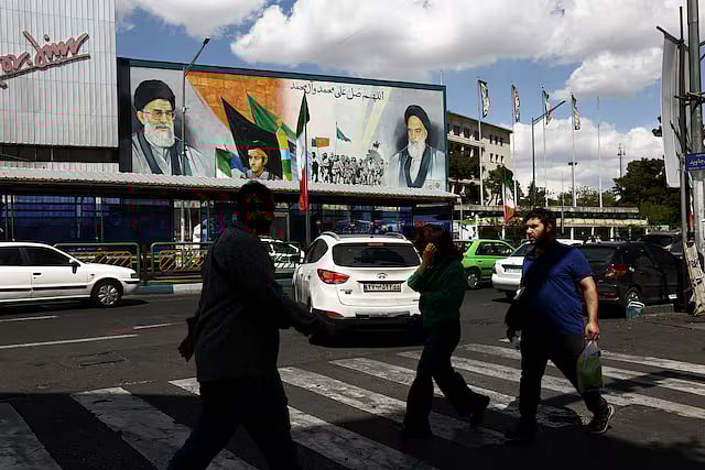 যুক্তরাষ্ট্রের সঙ্গে দুই সপ্তাহের যুদ্ধবিরতির পর তেহরানের একটি রাস্তায় লোকজন চলাচল করছে