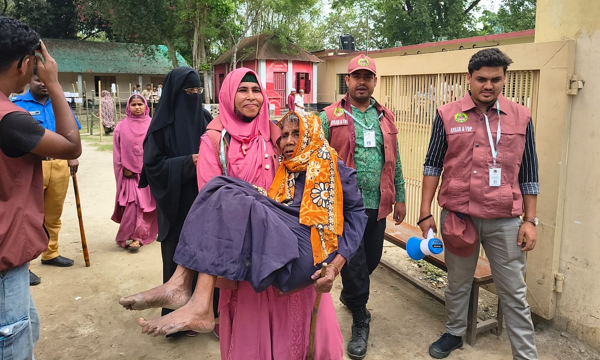 ভোটদানের পর অসুস্থ এক বৃদ্ধাকে কেন্দ্রের বাইরে নিয়ে যাচ্ছেন তাঁর এক স্বজন। আজ সকালে শেরপুরের শ্রীবরদী উপজেলার কুড়িকাহনিয়া গ্রামে