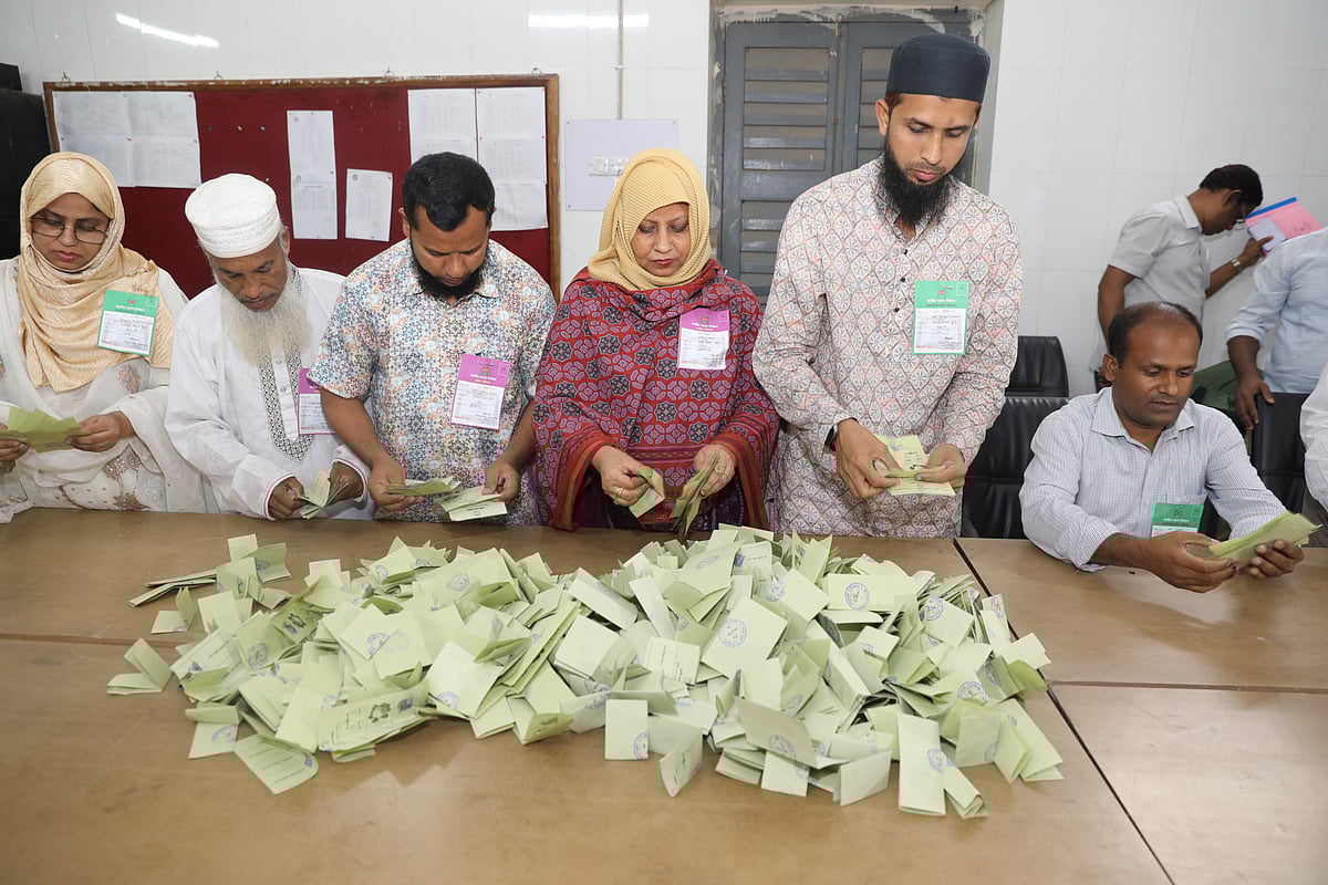 বগুড়া–৬ সদর আসনে উপনির্বাচনের ভোট গ্রহণ শেষে গণনা শুরু হয়েছে। আজ বৃহস্পতিবার বিকেলে বগুড়া জিলা স্কুল কেন্দ্রে