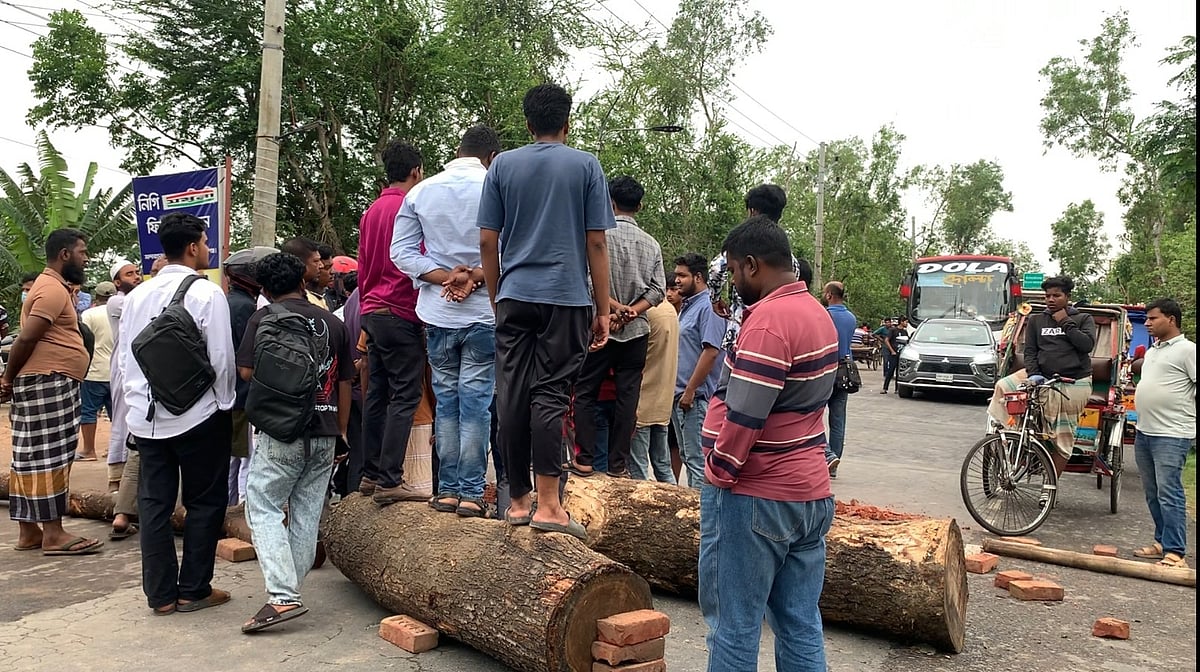 জ্বালানি তেল না পেয়ে মোটরসাইকেলচালকেরা ক্ষুব্ধ হয়ে গাছের গুঁড়ি ফেলে মহাসড়ক অবরোধ করেন। আজ বৃহস্পতিবার দুপুরে গোপালগঞ্জ পৌরসভার মান্দরতলা এলাকায় ঢাকা-খুলনা মহাসড়কের নিগি ফিলিং স্টেশনের সামনে