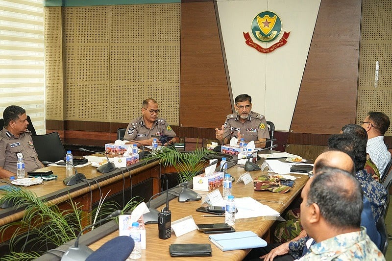 ডিএমপি সদর দপ্তরের সম্মেলনকক্ষে খেলোয়াড়দের আবাসন, যাতায়াত ও ভেন্যুতে কঠোর নিরাপত্তাব্যবস্থা নিয়ে সমন্বয় সভার আয়োজন করা হয়। ৯ এপ্রিল, ২০২৬