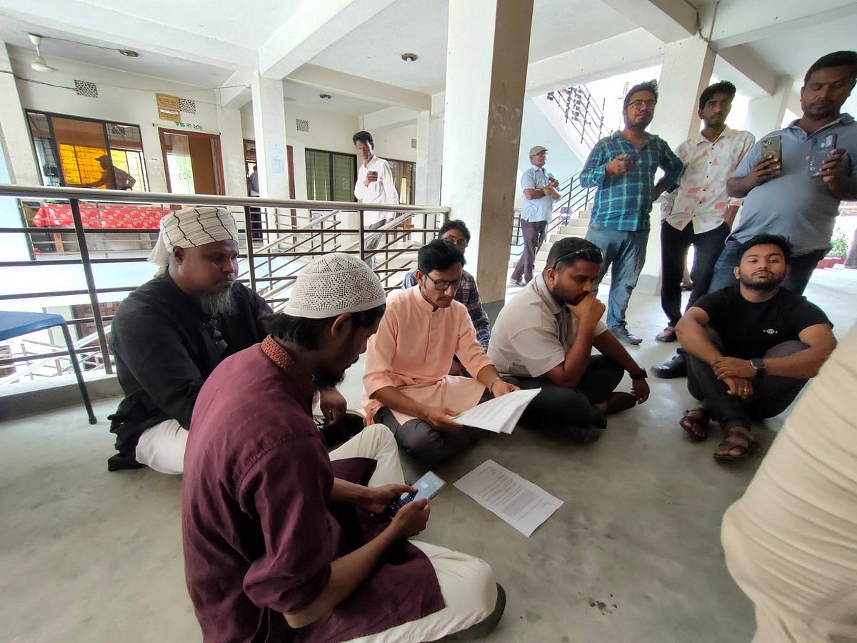 ইউএনওর কার্যালয়ে এক ইউপি চেয়ারম্যানকে অবরুদ্ধ করে রাখেন এনসিপির নেতা–কর্মীরা। আজ বৃহস্পতিবার রংপুরের গঙ্গাচড়ায়