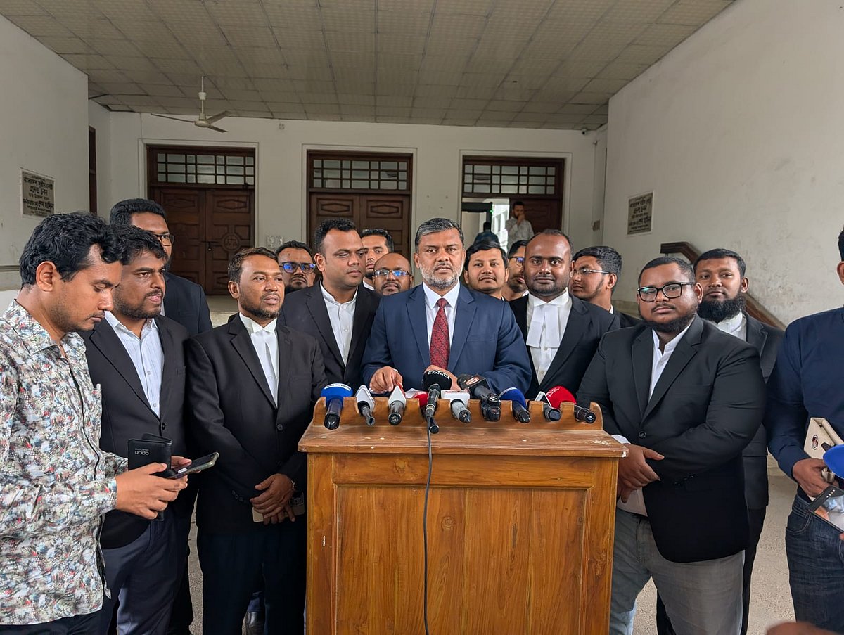 সংবাদ সম্মেলনে সুপ্রিম কোর্টের জ্যেষ্ঠ আইনজীবী মোহাম্মদ শিশির মনির। আজ বৃহস্পতিবার দুপুরে হাইকোর্ট বিভাগের বর্ধিত ভবন প্রাঙ্গণে