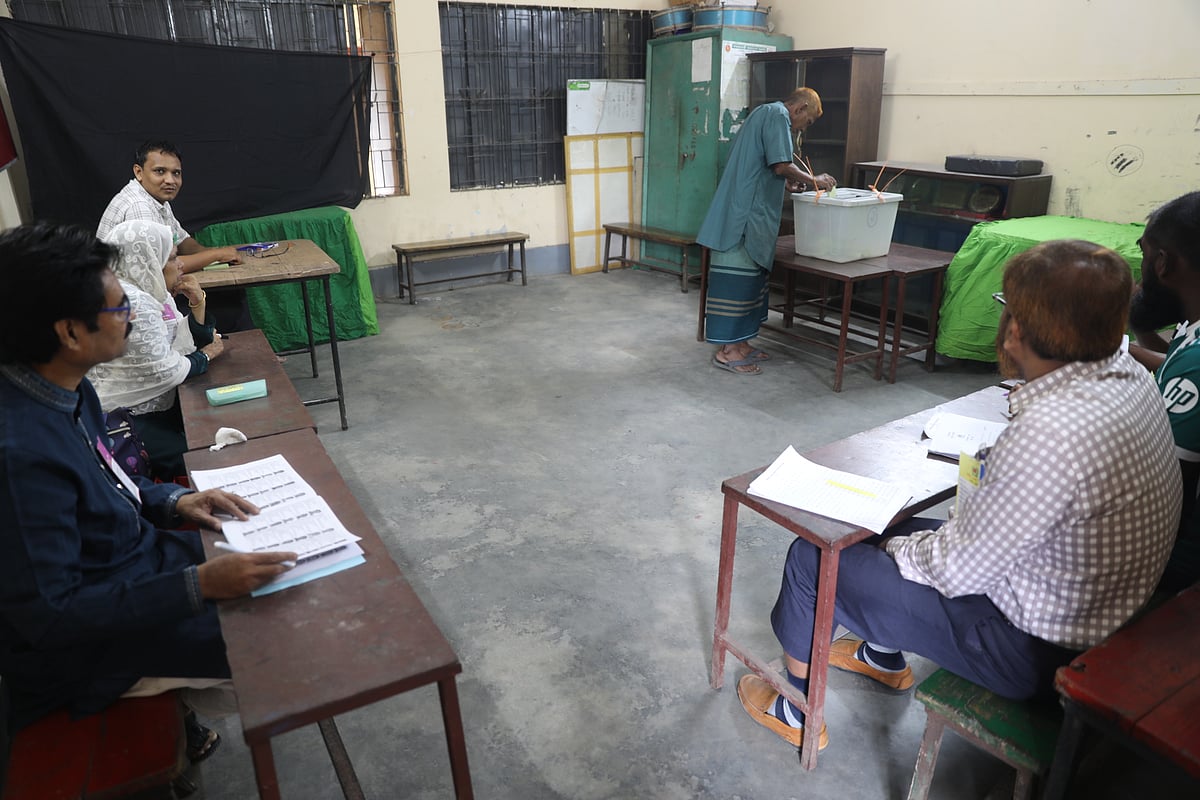 বগুড়া-৬ আসনের উপনির্বাচনে ভোট গ্রহণ শুরু হয়েছে। আজ বৃহস্পতিবার সকালে সদর উপজেলার সেউজগাড়ি সরকারি প্রাথমিক বিদ্যালয়ে