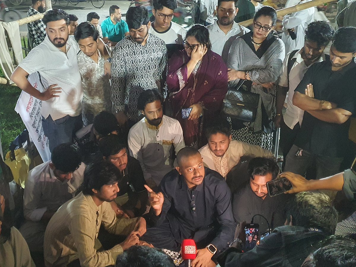 আমরণ অনশনে বসা শিক্ষার্থীদের প্রতি সংহতি জানান জাতীয় নাগরিক পার্টির মুখ্য সমন্বয়ক নাসীরুদ্দীন পাটওয়ারী। ঢাকা বিশ্ববিদ্যালয়; ৯ এপ্রিল ২০২৬