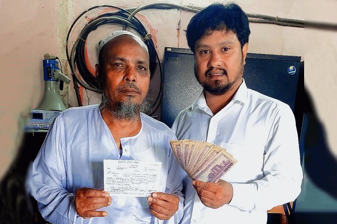 রেলওয়ের বিশেষ রশিদের (মানি রিসিট) মাধ্যমে মফিজুল ইসলাম (বাঁয়ে) ২০ হাজার টাকা জমা দিয়েছেন। গত ২৮ মার্চ গাজীপুরের শ্রীপুর রেলস্টেশনে