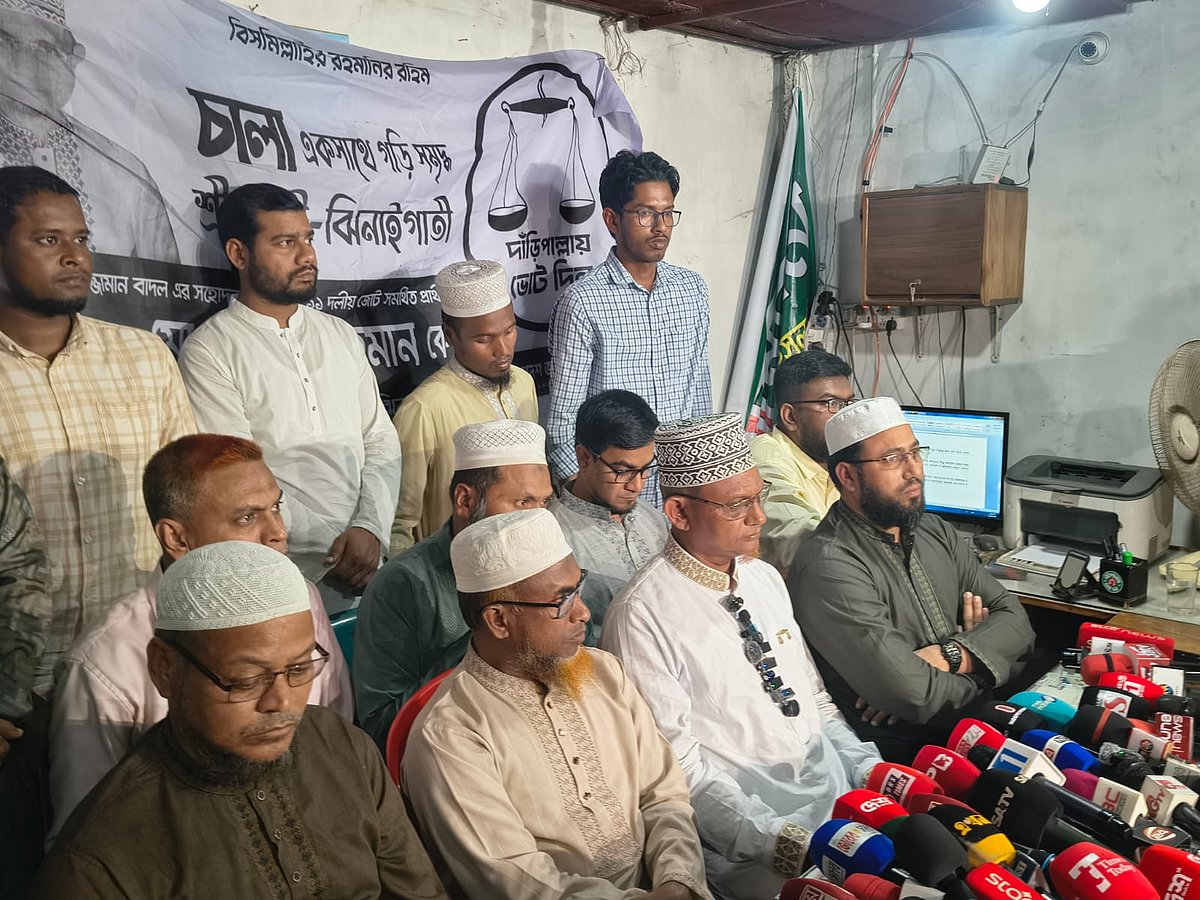 শ্রীবরদী উপজেলা জামায়াতের কার্যালয়ে সংবাদ সম্মেলনে ভোট বর্জনের ঘোষণা দেন দাঁড়িপাল্লা প্রতীকের প্রার্থী মাসুদুর রহমান। আজ বেলা সোয়া ৩টার দিকে