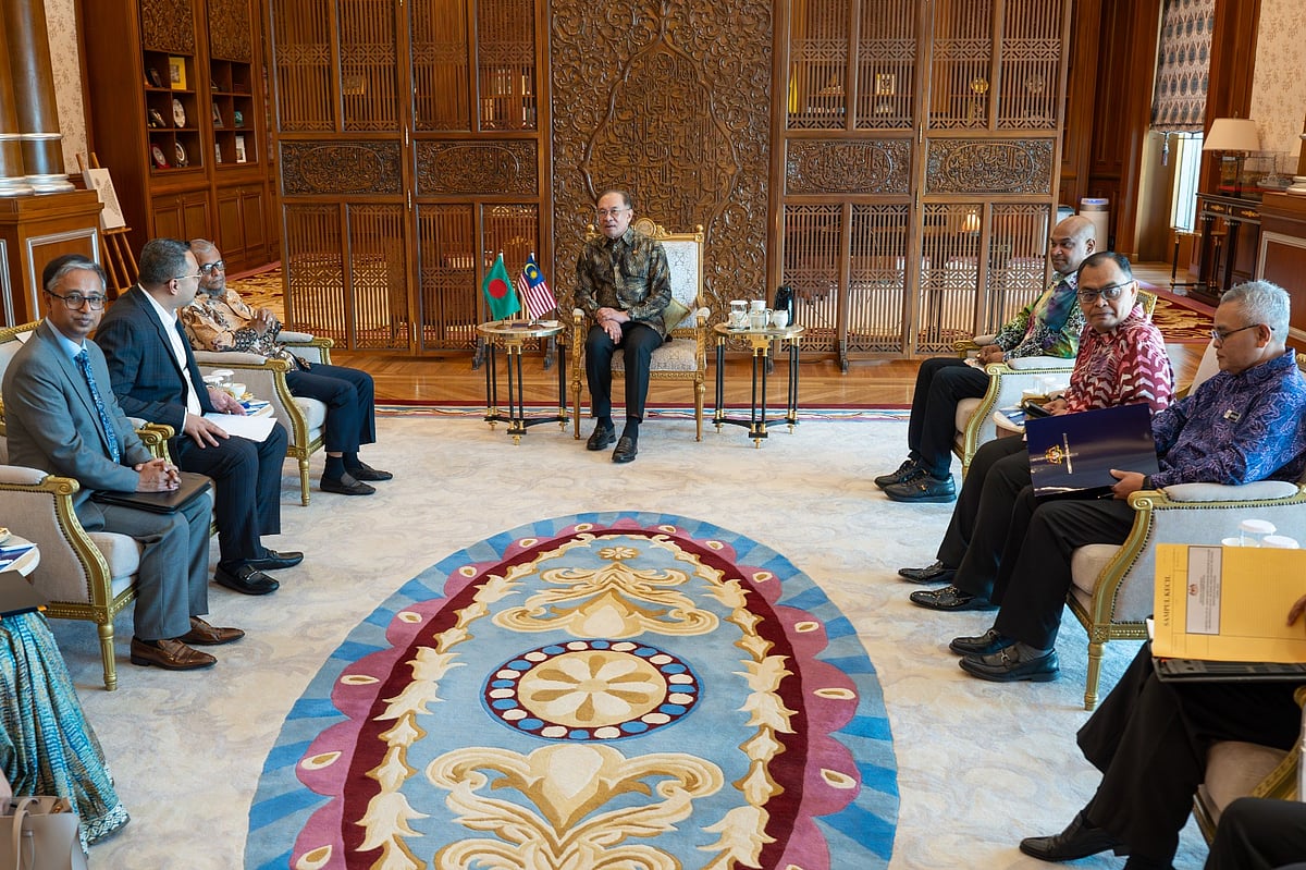 মালয়েশিয়ার প্রধানমন্ত্রী আনোয়ার ইব্রাহিমের সঙ্গে সাক্ষাৎ করেন মন্ত্রী আরিফুল হক চৌধুরী, প্রধানমন্ত্রী তারেক রহমানের উপদেষ্টা মাহদী আমিন ও বাংলাদেশের হাইকমিশনার। আজ বৃহস্পতিবার মালয়েশিয়ায়