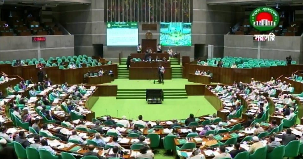 জাতীয় সংসদে প্রশ্নোত্তরে জামায়াত দলীয় সংসদ সদস্য ইলিয়াস মোল্লা ও রুহুল আমিনের পৃথক প্রশ্নের জবাবে সড়ক ও রেলপথমন্ত্রী ভারত থেকে রেলের ২০০ ব্রডগেজ কোচ আনার কথা জানান। আজ বৃহস্পতিবার দুপুরে