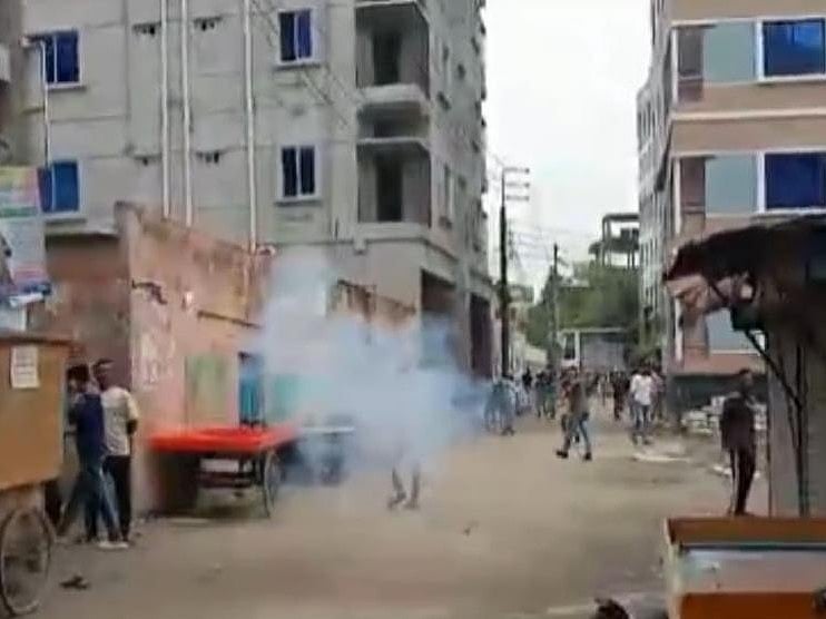 নারায়ণগঞ্জর ফতুল্লায় গার্মেন্টসের ঝুট ব্যবসার দখল নিয়ে বিএনপির দুই গ্রুপের মধ্যে সংঘর্ষের সময় গুলিবর্ষণ ও ককটেল বিস্ফোরণের ঘটনা ঘটে। আজ বৃহস্পতিবার সকালে সদর উপজেলার এনায়েতনগর ইউনিয়নের চাঁদনী হাউজিং এলাকায়