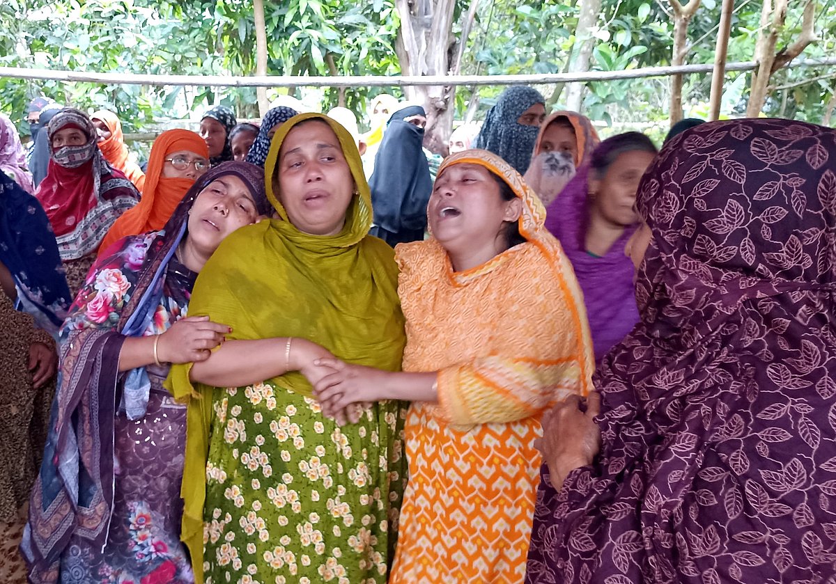 শাহ আলম ভূঁইয়ার মরদেহ গ্রামের বাড়িতে পৌঁছানোর পর স্বজনদের আহাজারি। বৃহস্পতিবার বিকেলে কুমিল্লার ব্রাহ্মণপাড়া উপজেলার সাহেবাবাদ ইউনিয়নের জিরুইন গ্রামে