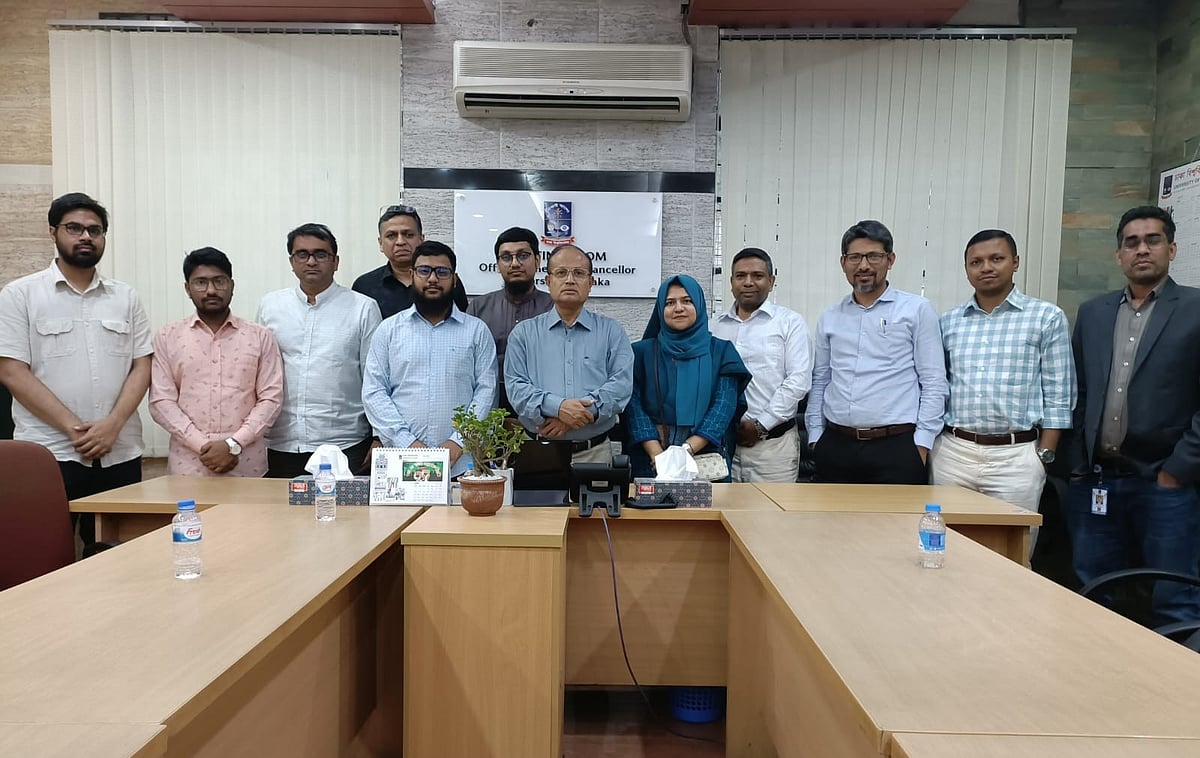 ঢাকা বিশ্ববিদ্যালয়ের উপাচার্য অধ্যাপক এ বি এম ওবায়দুল ইসলামের সঙ্গে সাক্ষাতে ঢাকা মেডিকেল কলেজ হাসপাতালের চিকিৎসকদের একটি প্রতিনিধিদল। আজ বৃহস্পতিবার সন্ধ্যায় উপাচার্যের কার্যালয়ে