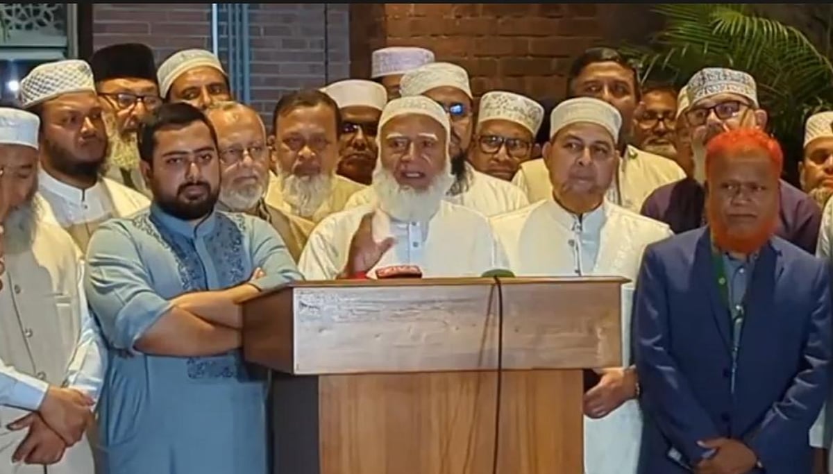 সাংবাদিকদের ব্রিফিংয়ে বিরোধীদলীয় নেতা ও জামায়াতে ইসলামীর আমির শফিকুর রহমান। আজ শুক্রবার রাতে জাতীয় সংসদ প্রাঙ্গণে