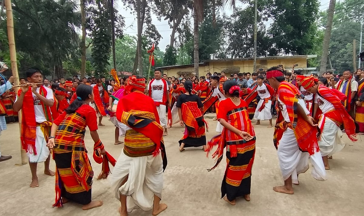 বৈসু উপলক্ষে উঠানে উঠানে গিয়ে গরাইয়া নাচ করছেন ত্রিপুরা সম্প্রদায়ের নারী ও পুরুষেরা। গতকাল খাগড়াছড়ি শহরের টাউন হল এলাকা থেকে তোলা
