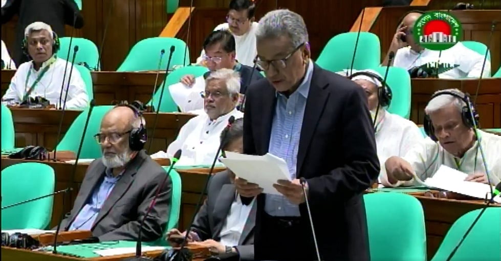 নতুন সরকার এমন সময়ে দায়িত্ব নিয়েছে, যখন অর্থনীতির প্রায় সব সূচকই চাপে: আমির খসরু