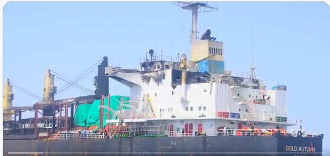 আরব সাগরে একটি বাণিজ্যিক জাহাজ থেকে কয়েকটি দেশের ১৮ নাবিককে উদ্ধার করে পাকিস্তান নৌবাহিনী