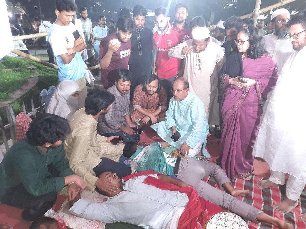 শুক্রবার রাত সাড়ে ১০টার দিকে উপাচার্য রাজু ভাস্কর্যে গিয়ে অনশনরত শিক্ষার্থীদের কথা শোনেন। এ সময় তাঁর সঙ্গে উপ-উপাচার্য অধ্যাপক সায়মা হক বিদিশা, প্রক্টর অধ্যাপক সাইফুদ্দিন আহমেদসহ অন্য শিক্ষকেরা উপস্থিত ছিলেন