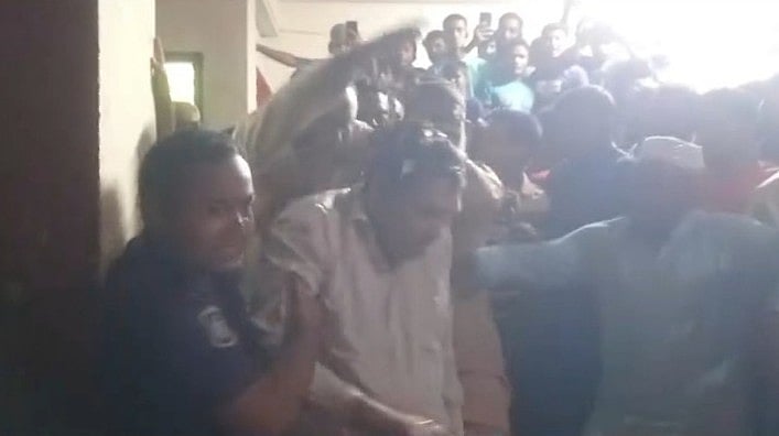 পঞ্চগড় সদর উপজেলার হাড়িভাসা ইউনিয়ন পরিষদে অবরুদ্ধ অবস্থা থেকে প্রশাসনিক কর্মকর্তা আলিউল ইসলামকে উদ্ধার করে পুলিশ। এ সময় বিক্ষুব্ধ লোকজন তাঁকে লক্ষ্য করে ডিম নিক্ষেপ করেন