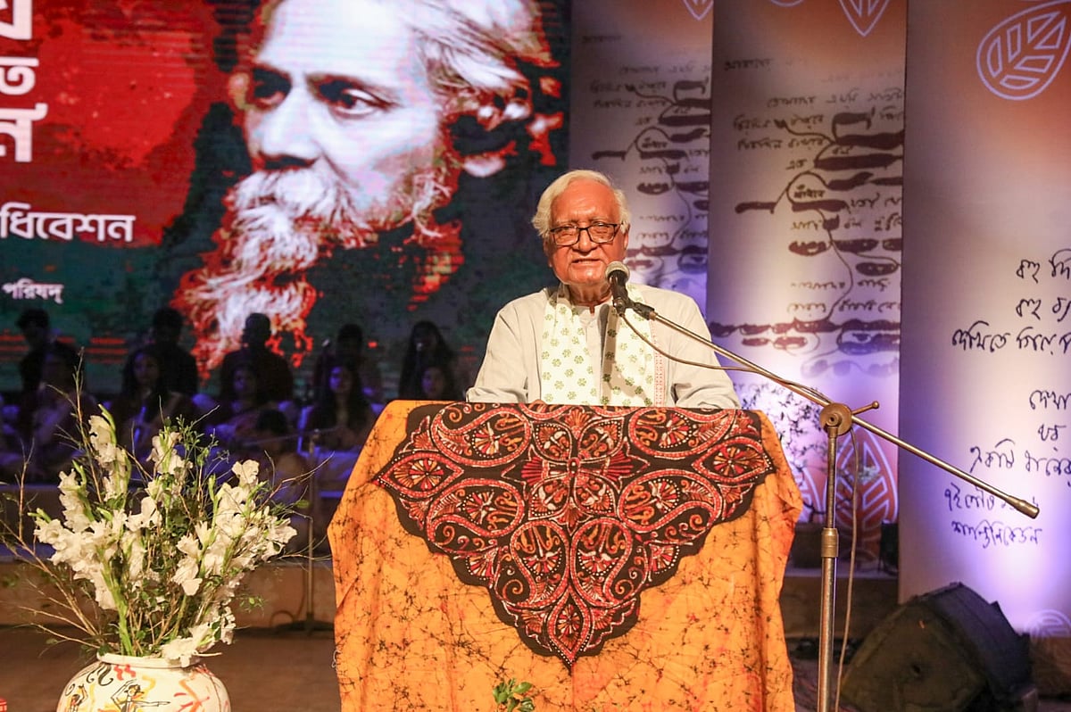 ঢাকা বিশ্ববিদ্যালয়ের ইমেরিটাস অধ্যাপক সিরাজুল ইসলাম চৌধুরী। আজ শুক্রবার বাংলাদেশ শিল্পকলা একাডেমিতে দুই দিনের জাতীয় রবীন্দ্রসংগীত সম্মেলনের উদ্বোধনীতে