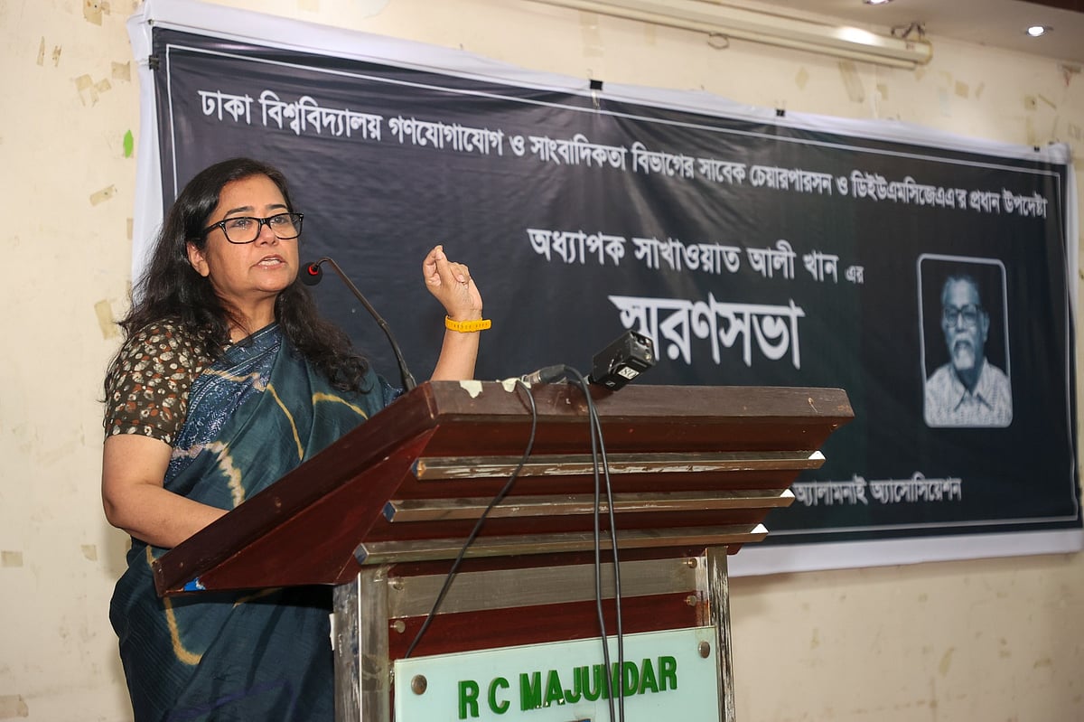 অধ্যাপক সাখাওয়াত আলীর সংস্পর্শে যে-ই এসেছে, তার জীবনেই তিনি আলো জ্বালিয়েছেন