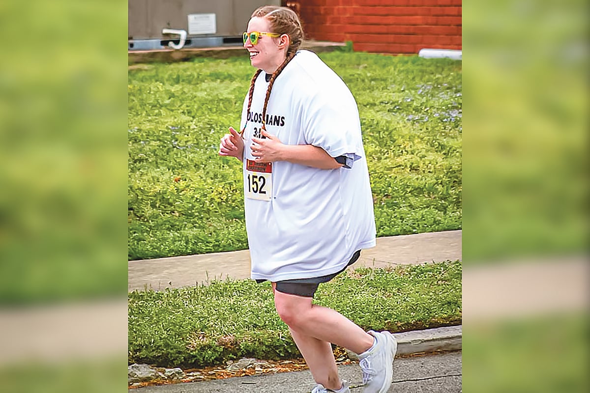 ৫৫টি টি-শার্ট গায়ে হাফ ম্যারাথনে দৌড়াচ্ছেন মেরেডিথ স্মিথ