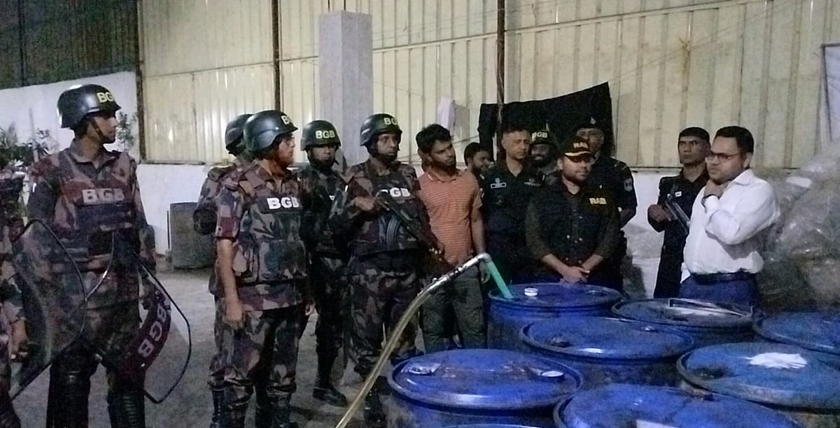 ড্রামগুলোতে প্রায় ২ হাজার লিটার খোলা সয়াবিন তেল পাওয়া গেছে। গতকাল বৃহস্পতিবার দিবাগত রাত ১টার দিকে নারায়াণগঞ্জের রূপগঞ্জ উপজেলার তারাব এলাকায় এ অভিযান চালানো হয়