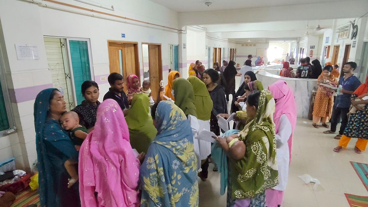 ময়মনসিংহ মেডিকেল কলেজ হাসপাতালের হাম আইসোলেশন ওয়ার্ডের সামনে। গতকাল বৃহস্পতিবার দুপুরে