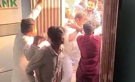 ঢাকার ধামরাইয়ে এনসিপির ঢাকা জেলা উত্তরের কমিটির আত্মপ্রকাশ ও এনসিপি ধামরাই উপজেলার প্রধান কার্যালয় উদ্বোধন অনুষ্ঠানে দলের দুটি পক্ষের মধ্যে মারধরের ঘটনা ঘটে। শুক্রবার বিকেলে ধামরাই উপজেলার কালামপুর বাসস্ট্যান্ড এলাকায়