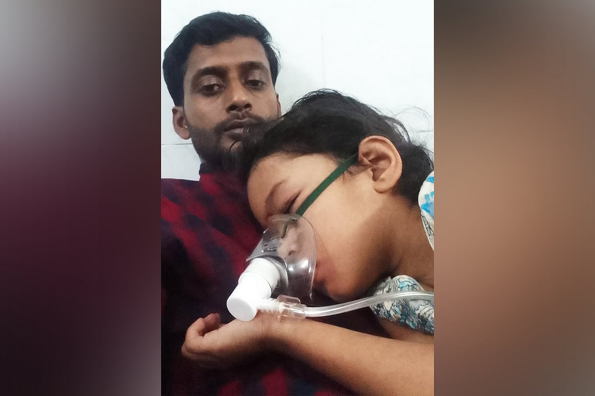 হাসপাতালে হামে আক্রান্ত মেয়ে আকিরাকে নিয়ে বাবা 