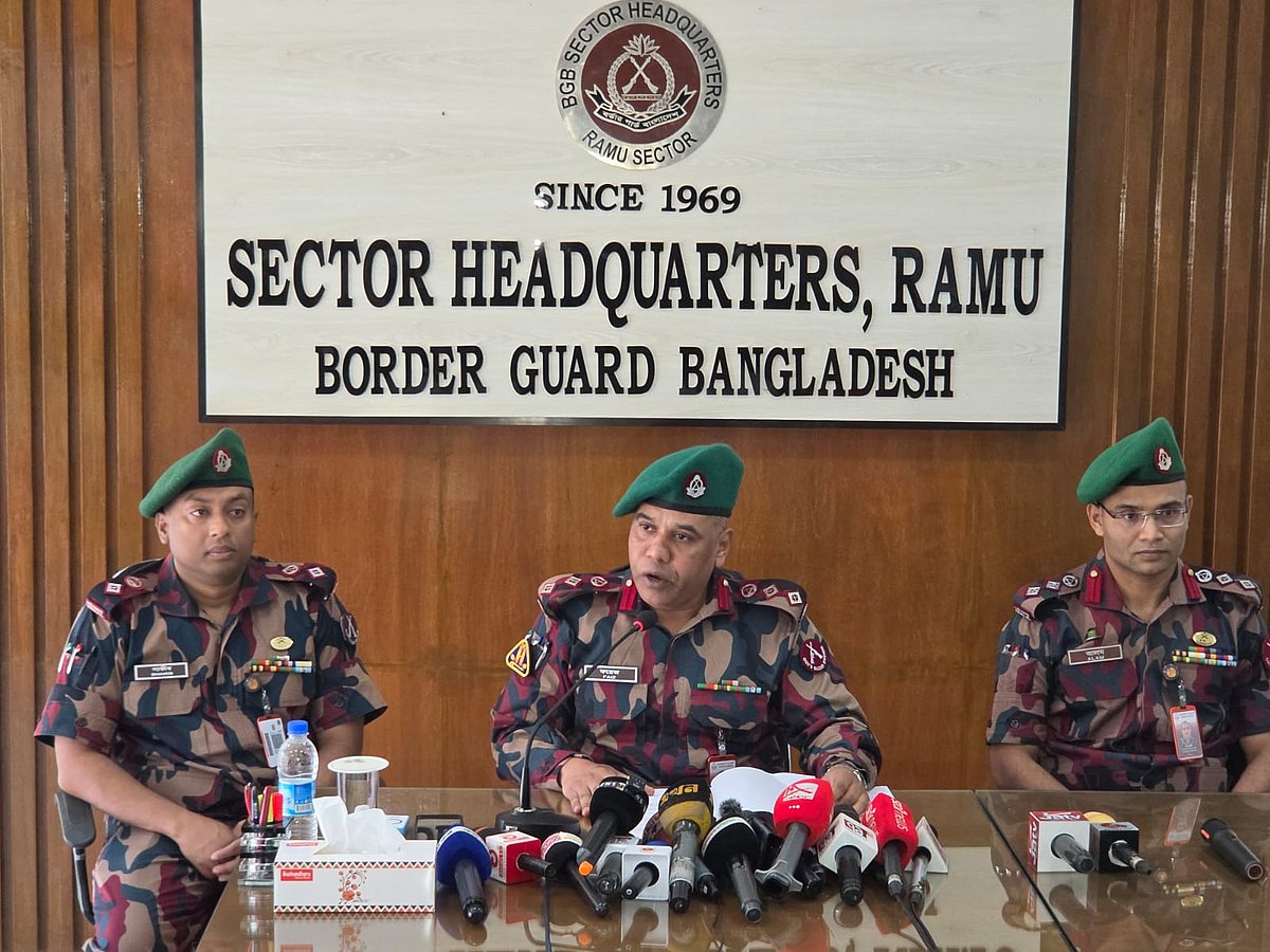 সীমান্তে মাইন ও বিস্ফোরক উদ্ধারের ঘটনা নিয়ে বিজিবির আয়োজিত সংবাদ সম্মেলন। বিজিবির সেক্টর সদর দপ্তর, রামু, কক্সবাজার। ১০ এপ্রিল ২০২৬