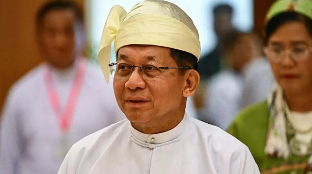 মিন অং হ্লাইং মিয়ানমারের পার্লামেন্টে আয়োজিত এক অনুষ্ঠানে দেশটির প্রেসিডেন্ট হিসেবে শপথ নেন