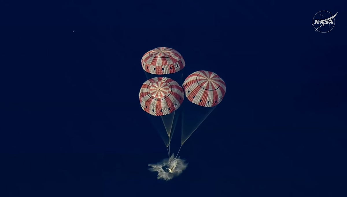 ‘ওরিয়ন’ মহাকাশযানটির ক্যালিফোর্নিয়ার সান ডিয়েগো উপকূলে প্রশান্ত মহাসাগরে অবতরণের মুহূর্ত