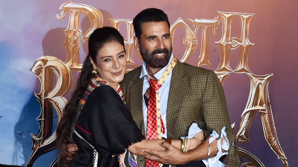 ‘ভূত বাংলা’ ছবির ট্রেলার প্রকাশ অনুষ্ঠানে টাবু ও অক্ষয়। এএনআই