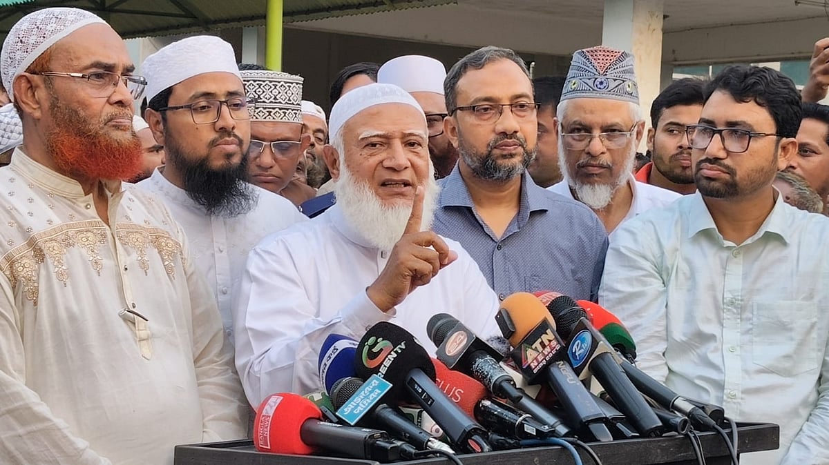 ময়মনসিংহ মেডিকেল কলেজ হাসপাতালে চিকিৎসাধীন জামায়াতের নেতাকে দেখার পর সাংবাদিকদের সঙ্গে কথা বলেন বিরোধীদলীয় নেতা ও জামায়াতের আমির শফিকুর রহমান। শনিবার বিকেলে