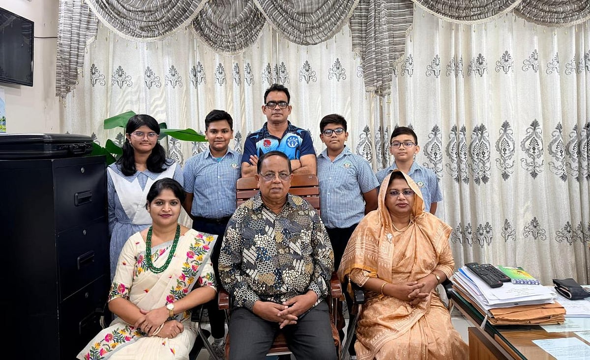 কাজাখস্তানের উদ্দেশে ঢাকা ত্যাগের প্রাক্কালে সাউথ পয়েন্ট স্কুল দাবা দলের সঙ্গে ফটোসেশনে অংশ নেন প্রতিষ্ঠানটির অধ্যক্ষ কর্নেল (অব.) মো. শামসুল আলম (পিএসসি), শামিম আরা রহমান মুন, ইংরেজি মাধ্যমের উপাধ্যক্ষ জেরিনা ফেরদৌস