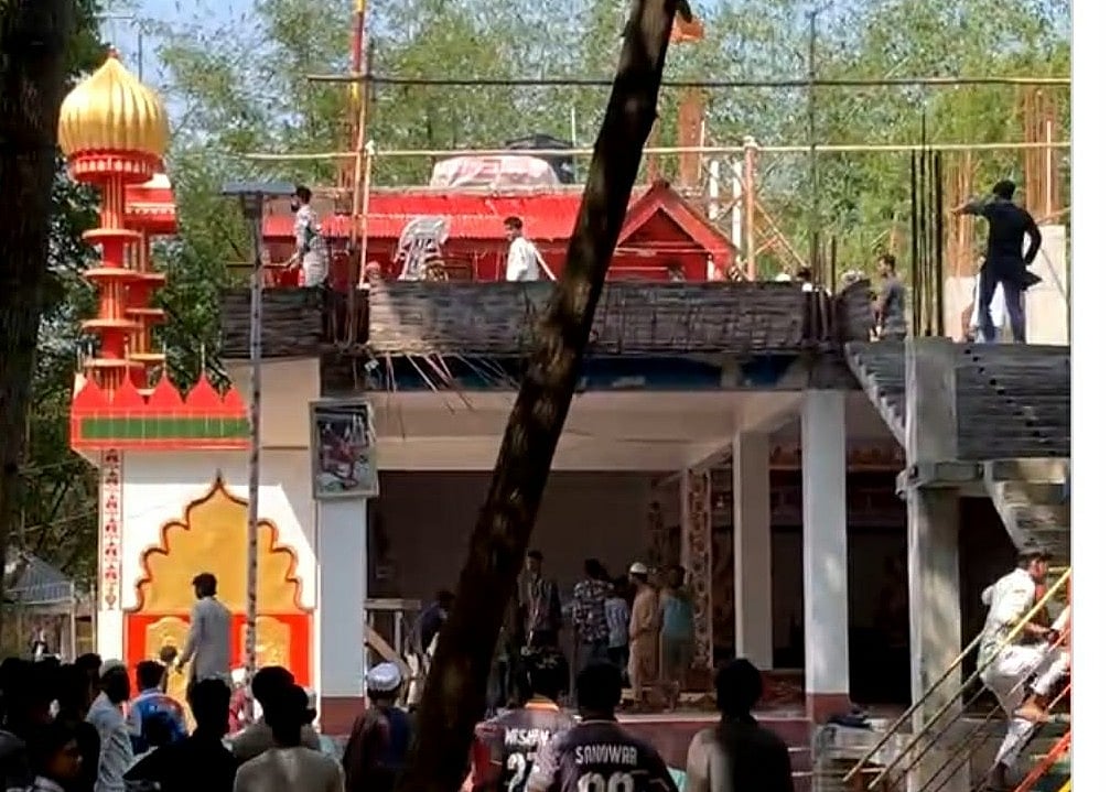 কুষ্টিয়ায় পীরের আস্তানা ভাঙচুর করে আগুন দেওয়া হয়। শনিবার দুপুরে দৌলতপুর উপজেলার ফিলিপনগর ইউনিয়নের ফিলিপনগর গ্রামে