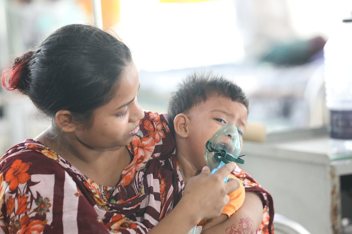 হামে আক্রান্ত ছয় মাস বয়সী ইয়ারাকে উন্নত চিকিৎসার জন্য সিরাজগঞ্জ থেকে ঢাকায় নিয়ে এসেছে তার পরিবার। তিন দিন ধরে হাসপাতালে তার চিকিৎসা চলছে। শিশু ওয়ার্ড, ডিএনসিসি হাসপাতাল, মহাখালী, ঢাকা। ১১ এপ্রিল।