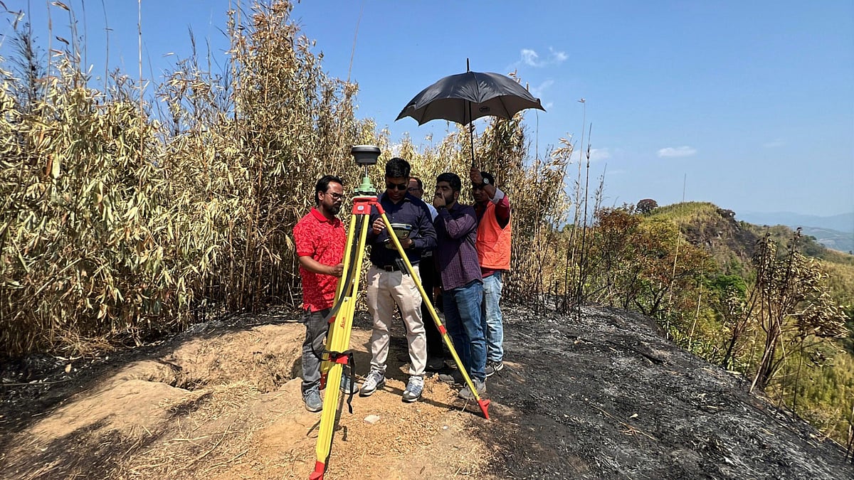 তাজিংডং পাহাড়ে জরিপ বিভাগের গবেষকদের জরিপকাজ চলছে