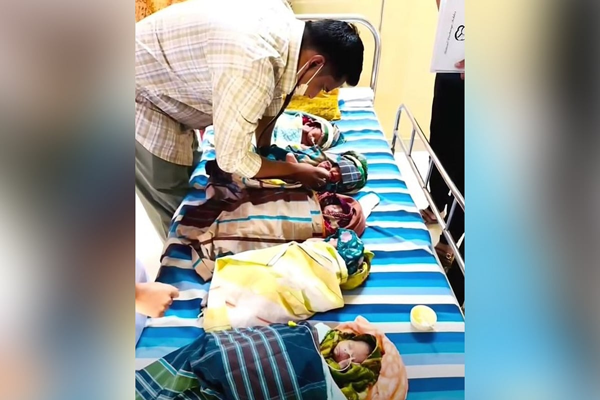 নবজাতকদের মধ্যে তিনটি ছেলে ও দুটি মেয়ে। গত শুক্রবার উপজেলার মডিউল কমিউনিটি ক্লিনিক থেকে তোলা