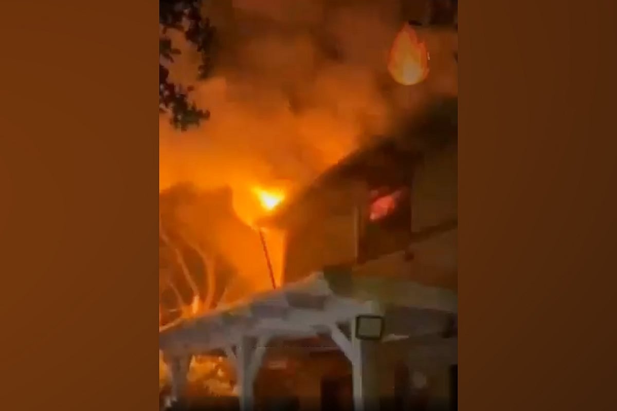 হিজবুল্লাহর ক্ষেপণাস্ত্র হামলায় ইসরায়েলের স্থাপনায় আগুন জ্বলছে