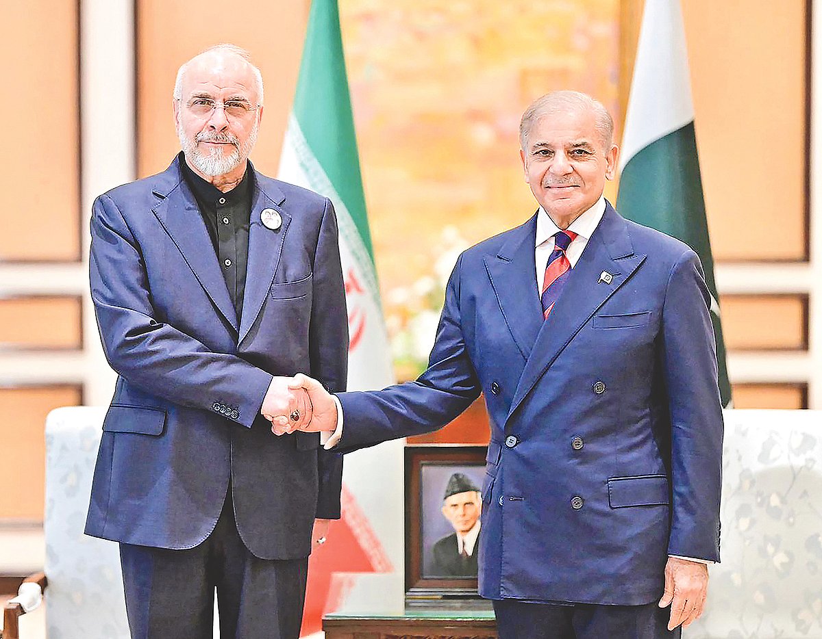 পাকিস্তানের প্রধানমন্ত্রী শাহবাজ শরিফের সঙ্গে বৈঠক করেন ইরানের প্রতিনিধিদলের প্রধান ও দেশটির স্পিকার মোহাম্মদ বাঘের গালিবাফ। গতকাল পাকিস্তানের রাজধানী ইসলামাবাদে