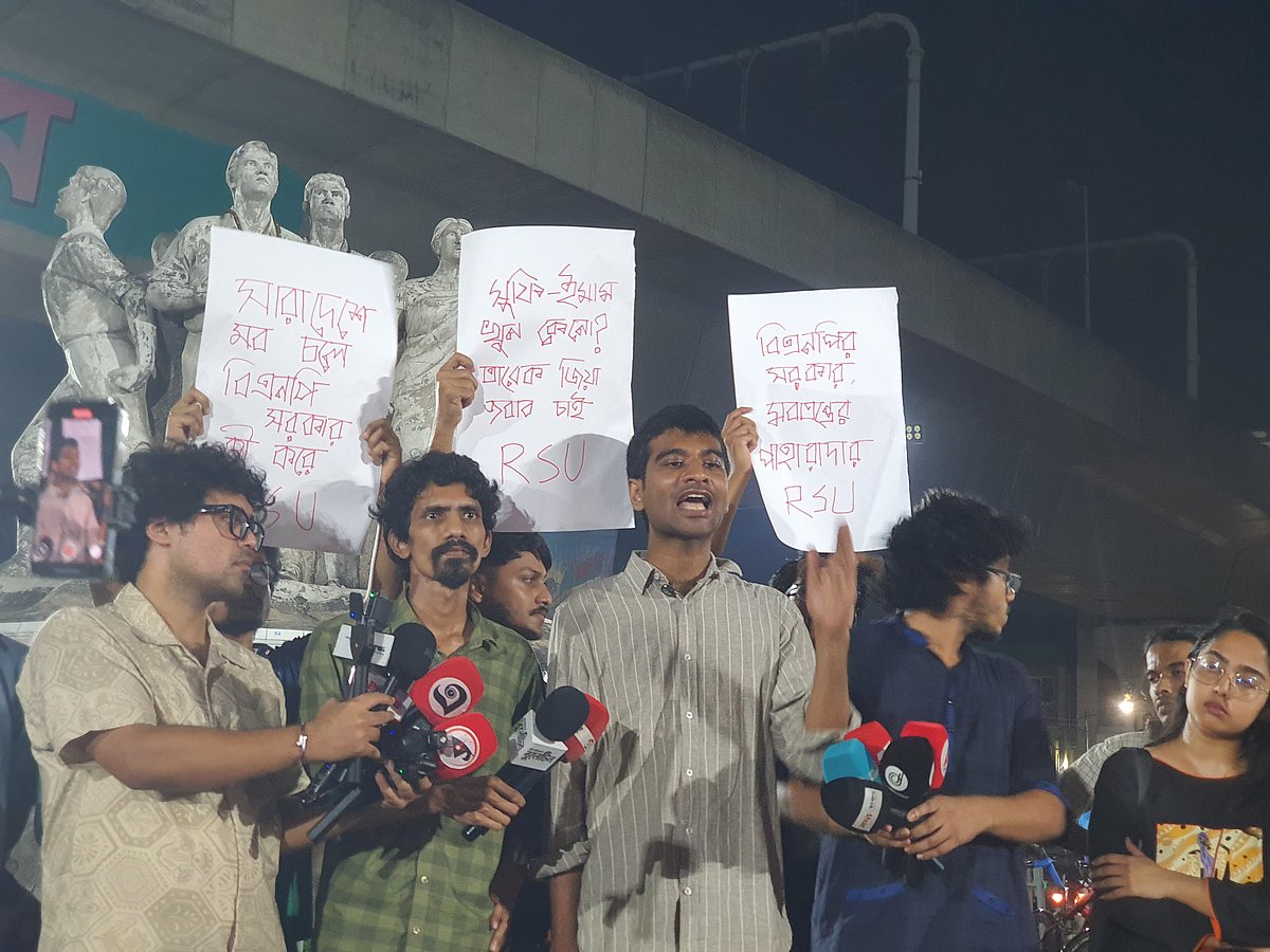 কুষ্টিয়ায় ধর্ম অবমাননার অভিযোগ তুলে হত্যার প্রতিবাদে রাজু ভাস্কর্যের পাদদেশে সংক্ষিপ্ত সমাবেশ করেন গণতান্ত্রিক ছাত্রজোটের নেতা-কর্মীরা। ঢাকা বিশ্ববিদ্যালয়, ঢাকা। ১১ এপ্রিল ২০২৬