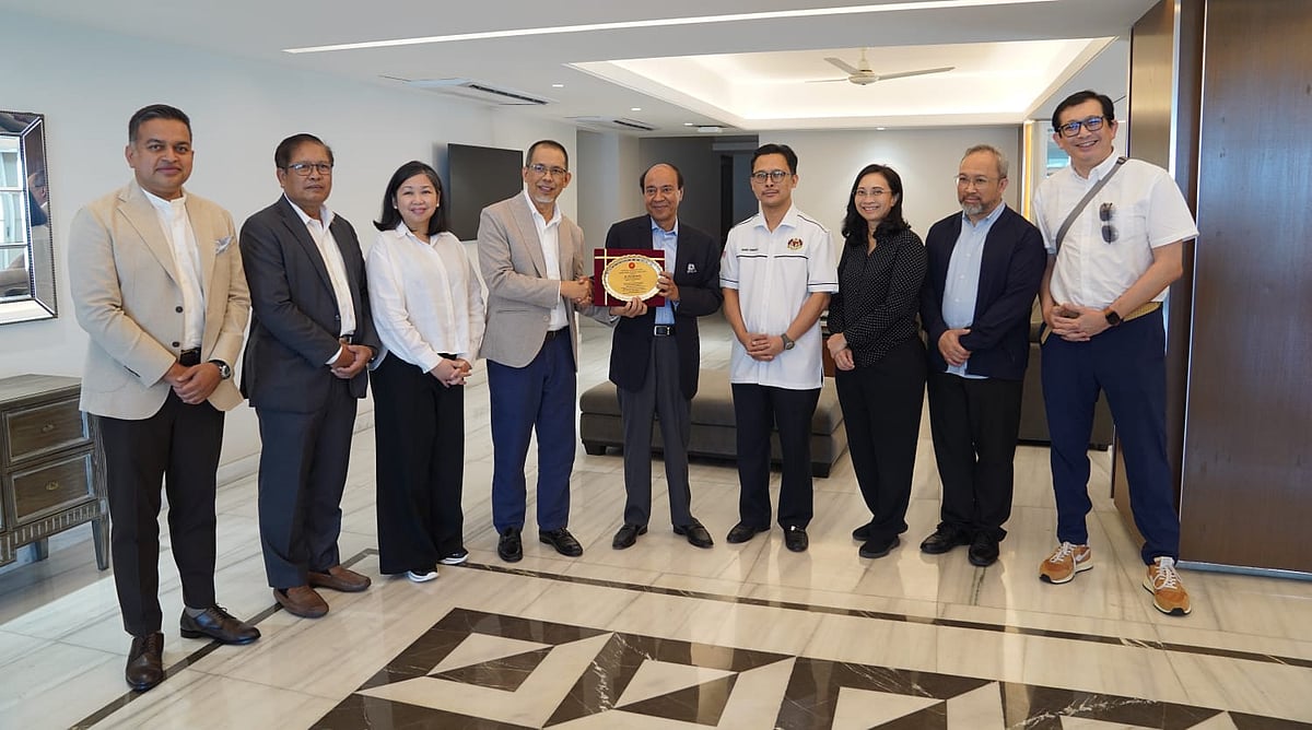 আজ শনিবার মেঘনা অর্থনৈতিক অঞ্চল পরিদর্শনে ছয় দেশের কূটনীতিক। তাদের স্বাগত জানান মেঘনা গ্ৰুপ অব ইন্ডাস্ট্রিজের (এমজিআই) চেয়ারম্যান মোস্তফা কামাল