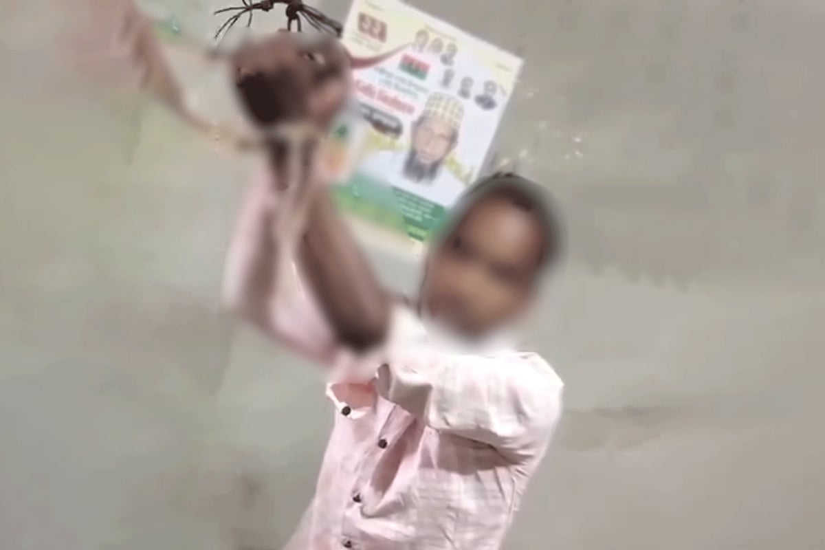 দড়ি দিয়ে এক শ্রমিকের হাত বেঁধে রাখা হয়েছে ঘরের আঁড়ার সঙ্গে। এরপর তাঁকে পেটানো হয়