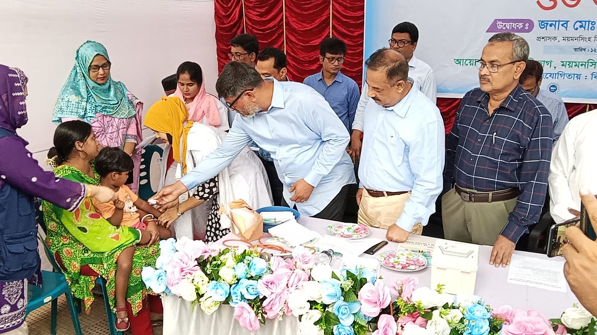 ময়মনসিংহে হামের টিকা দেওয়া শুরু হয়েছে। আজ রোববার সকালে ময়মনসিংহের নগর ভবনে